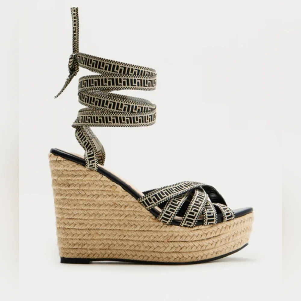 New Fashion Nova Sz 8 Wedge Espadrille Sandals Criss-Cross Straps Black & White